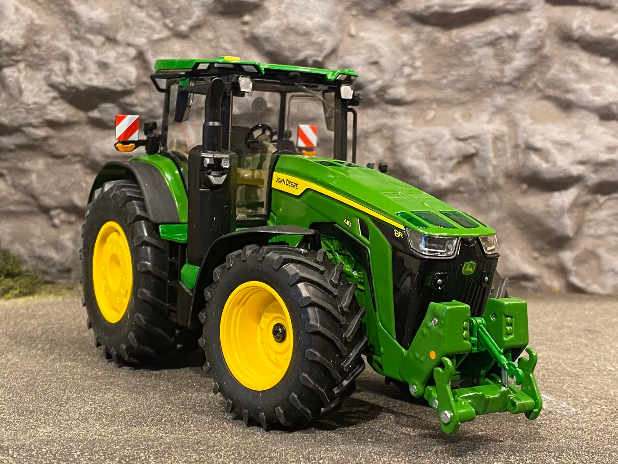 Skala 1/32: John Deere 8R 410 från Wiking