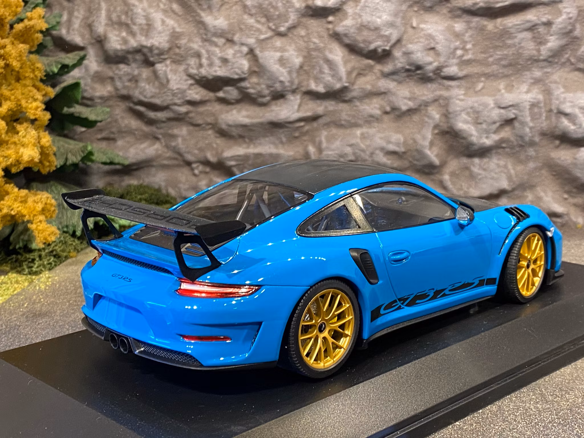 Skala 1/18 Porsche 911 GT3 RS (991.2) 2019, Miamiblå fr Minichamps