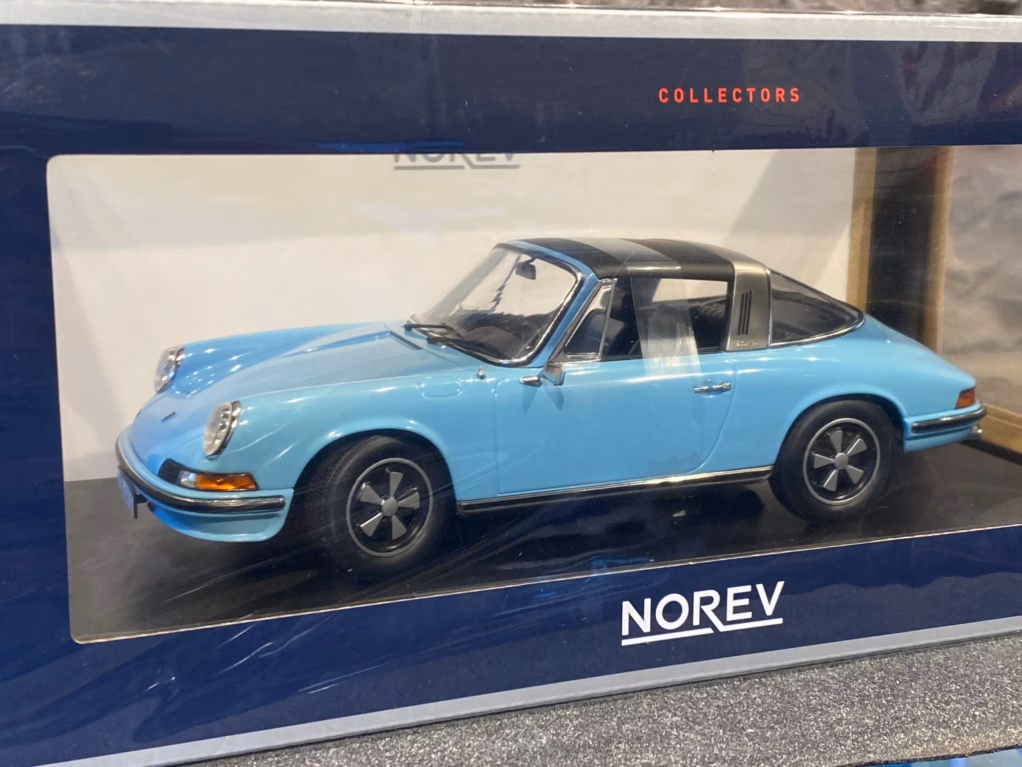 Skala 1/18 PORSCHE 911 S TARGA 1973 - Ljusblå från NOREV