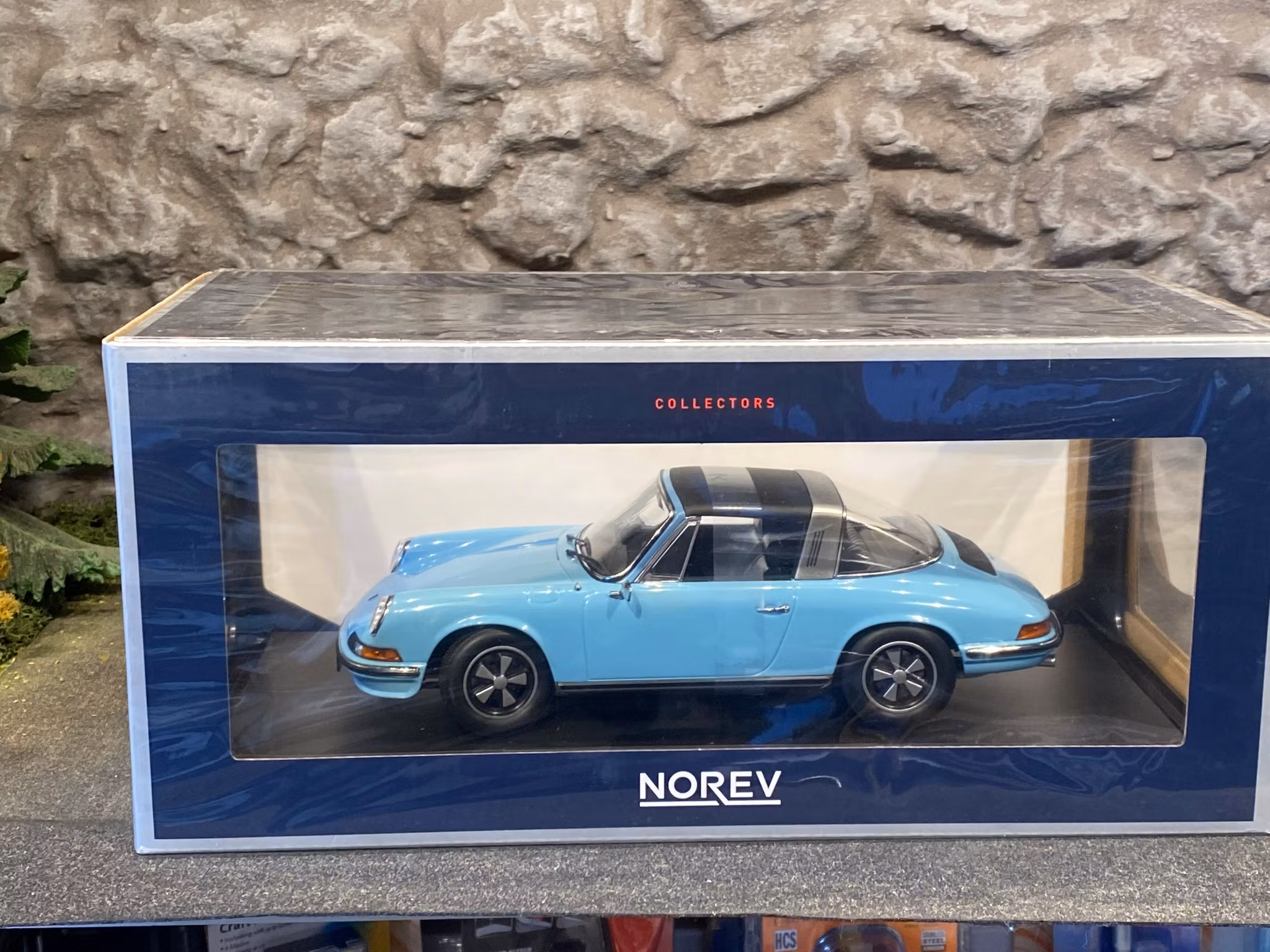 Skala 1/18 PORSCHE 911 S TARGA 1973 - Ljusblå från NOREV