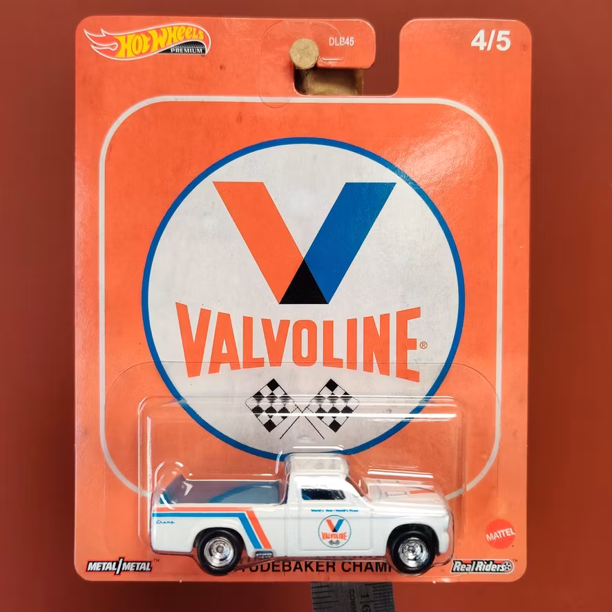 Skala 1/64 HOT WHEELS Premium - VALVOLINE - STUDEBAKER CHAMP 63'