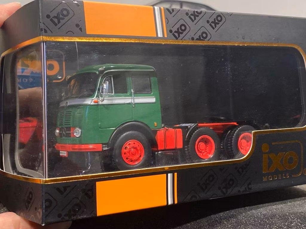 Skala 1/43 MERCEDES-BENZ LPS 333 1960 - Grön fr IXO Models