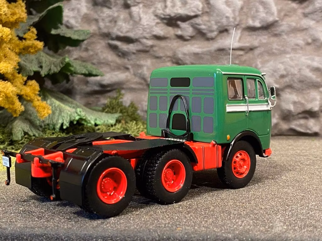 Skala 1/43 MERCEDES-BENZ LPS 333 1960 - Grön fr IXO Models