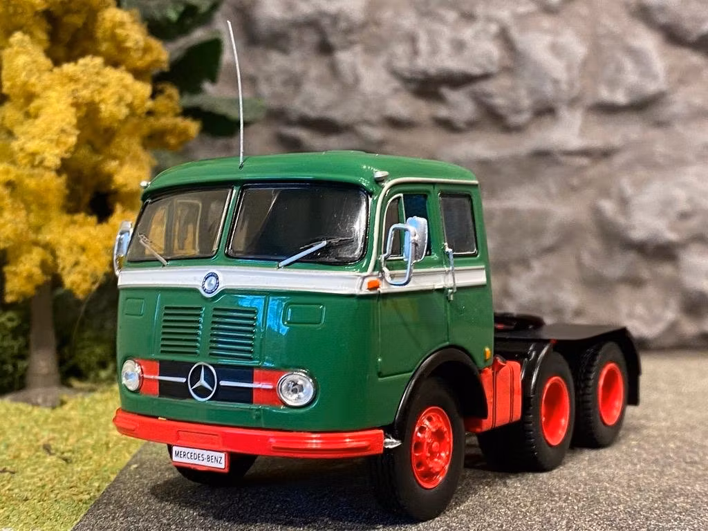 Skala 1/43 MERCEDES-BENZ LPS 333 1960 - Grön fr IXO Models