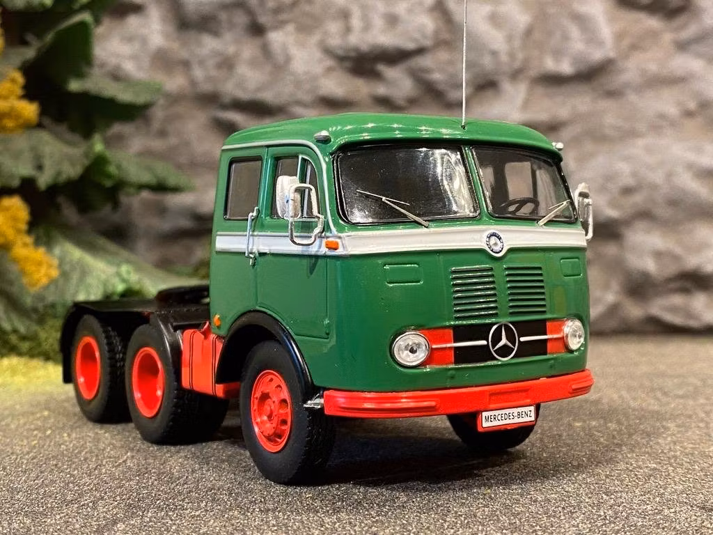 Skala 1/43 MERCEDES-BENZ LPS 333 1960 - Grön fr IXO Models