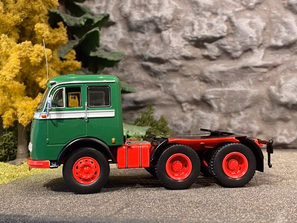 Skala 1/43 MERCEDES-BENZ LPS 333 1960 - Grön fr IXO Models
