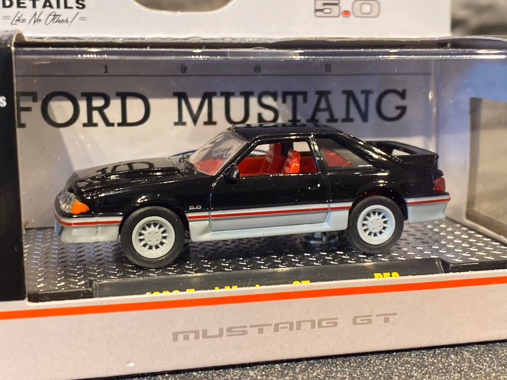 Skala 1/64 Ford Mustang GT 88' fr M2
