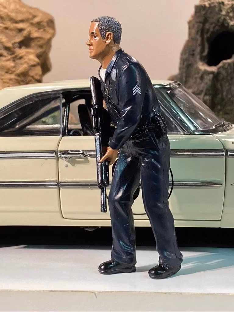 Skala 1/18 Polisen Arnold tar fram det tunga artilleriet  - American Diorama