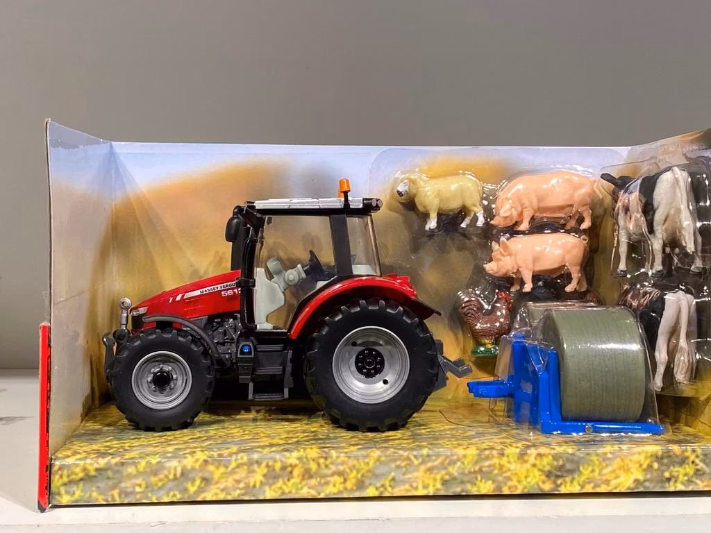 Skala 1/32 Britains Traktor Massey Ferguson 561Z med baklyft och två rundbalar och kreatur