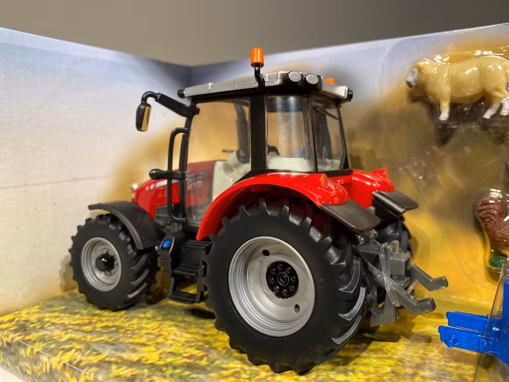 Skala 1/32 Britains Traktor Massey Ferguson 561Z med baklyft och två rundbalar och kreatur
