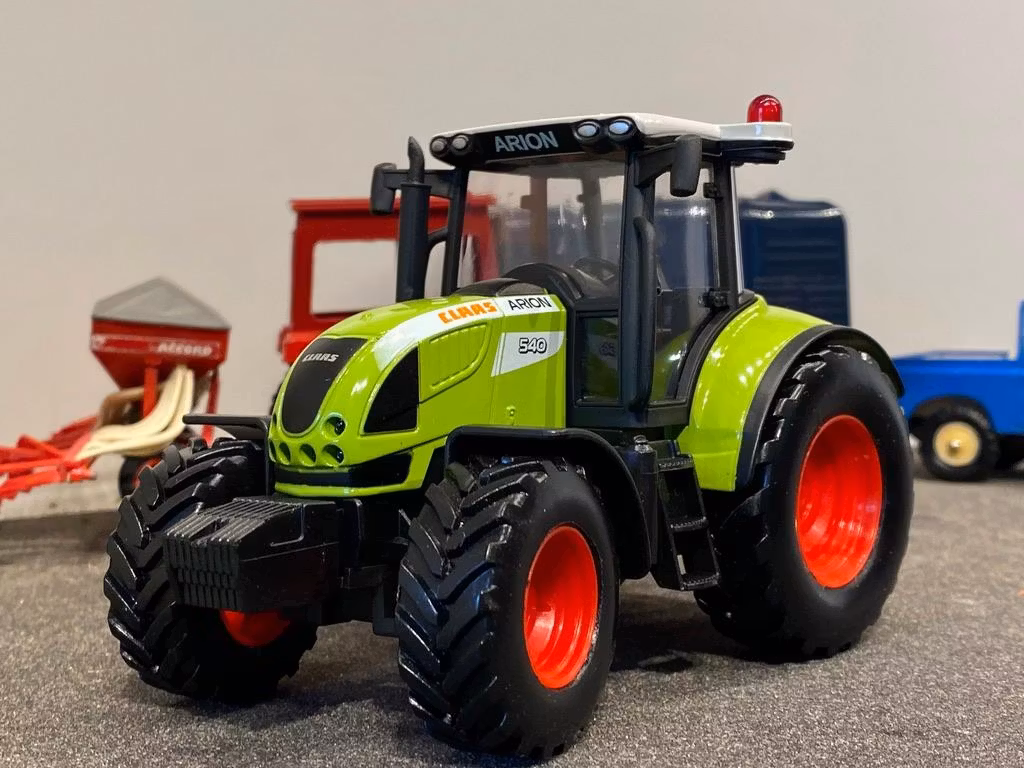 Skala 1/32 Herpa Traktor Claas Arion 540
