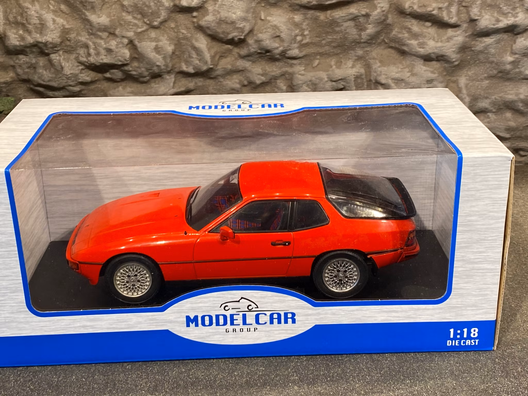 Skala 1/18 PORSCHE 924 Turbo, 79´, Röd från MCG