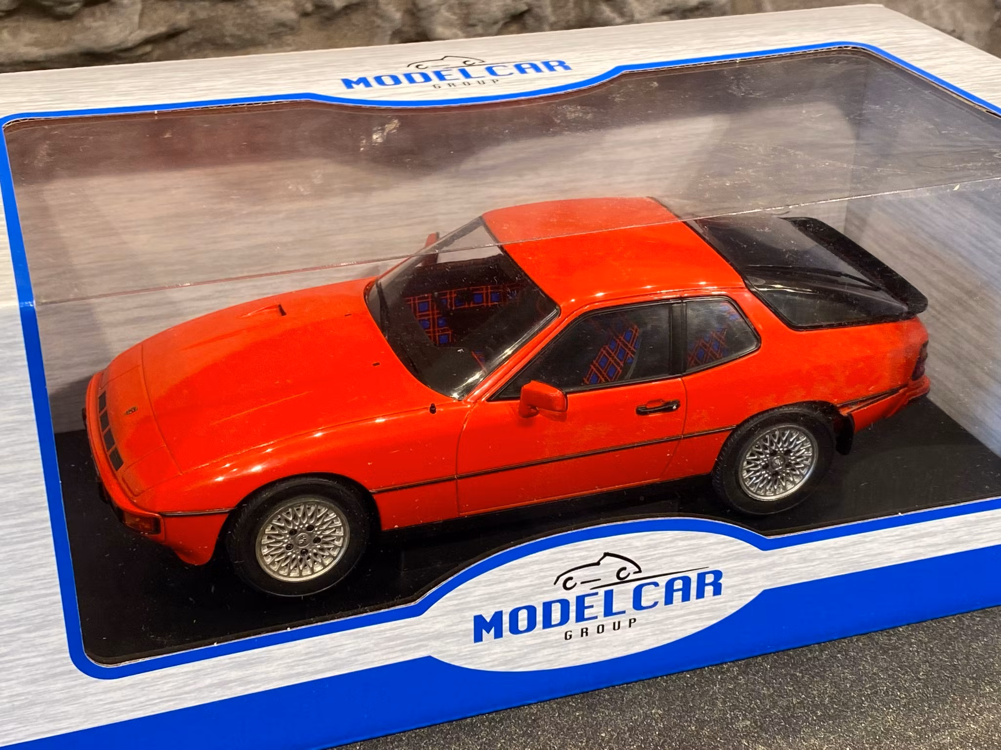 Skala 1/18 PORSCHE 924 Turbo, 79´, Röd från MCG