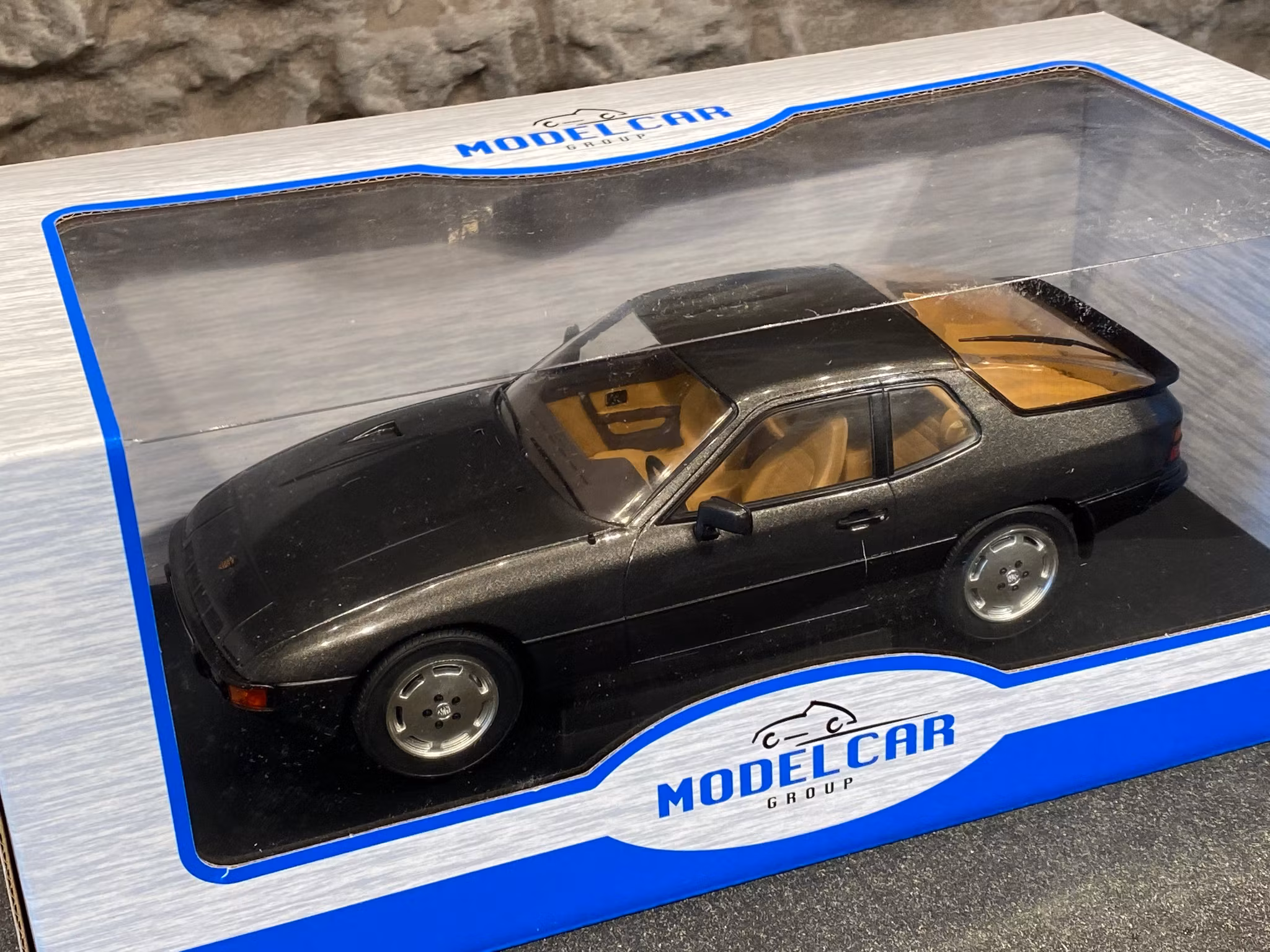 Skala 1/18 PORSCHE 924 Turbo, 79´, Mörkgrå från MCG