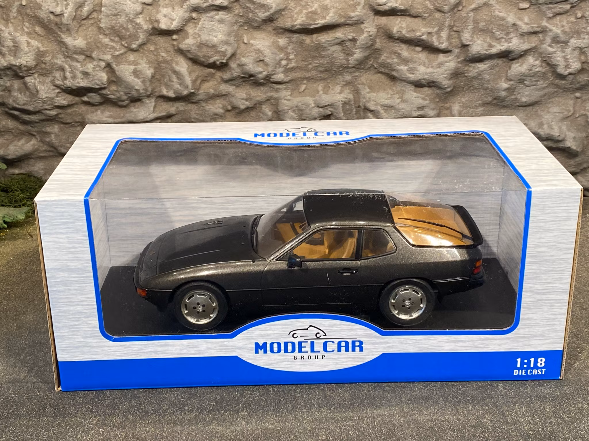 Skala 1/18 PORSCHE 924 Turbo, 79´, Mörkgrå från MCG