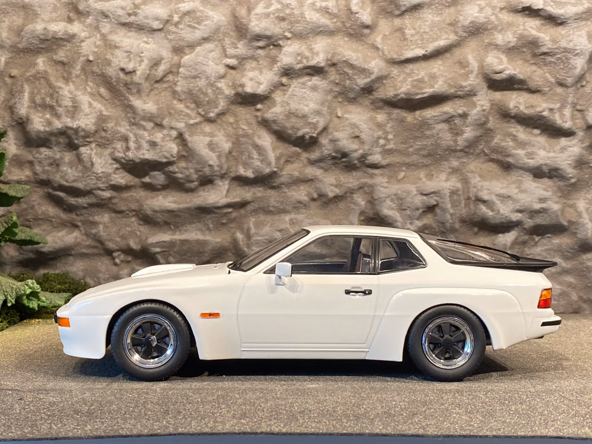 Skala 1/18 PORSCHE 924 Carrera GT 1981´ Vit, från MCG