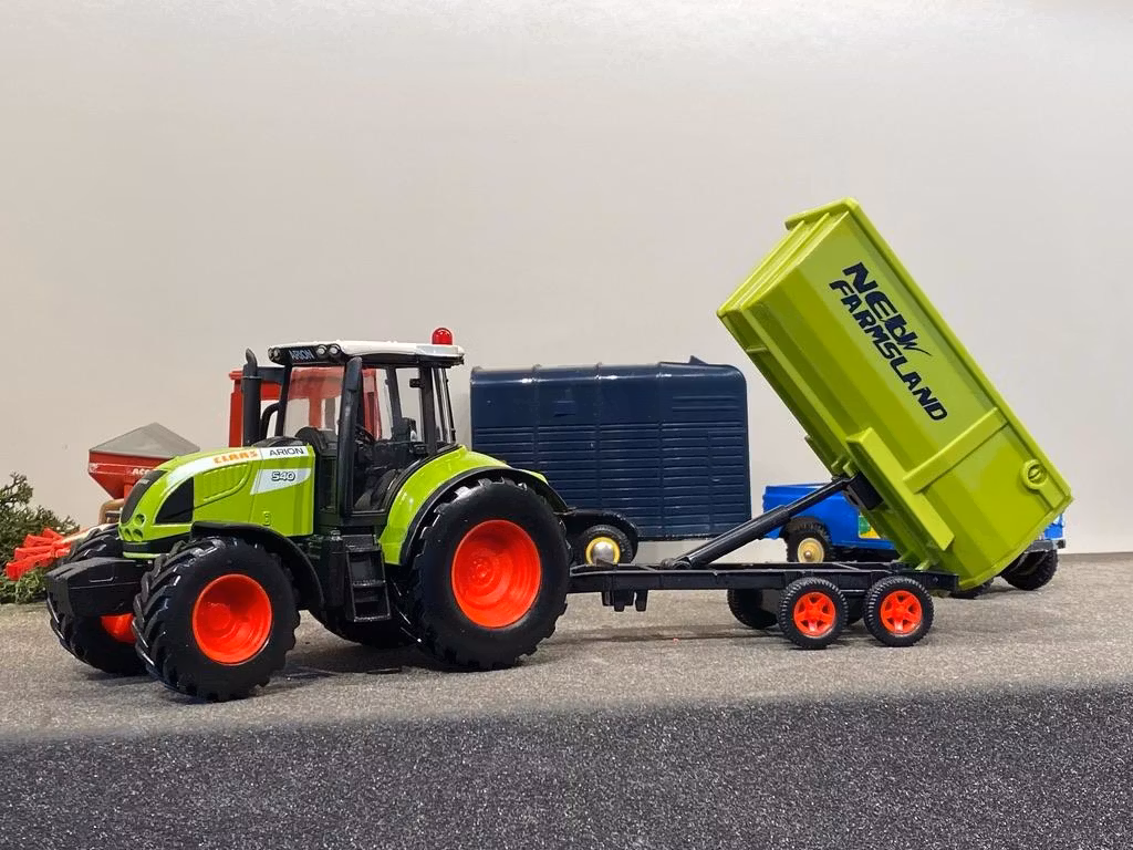 Skala 1/32 Herpa Traktor Claas Arion 540 med kärra med vagn