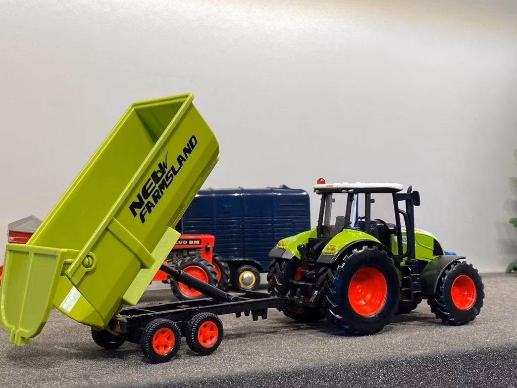 Skala 1/32 Herpa Traktor Claas Arion 540 med kärra med vagn