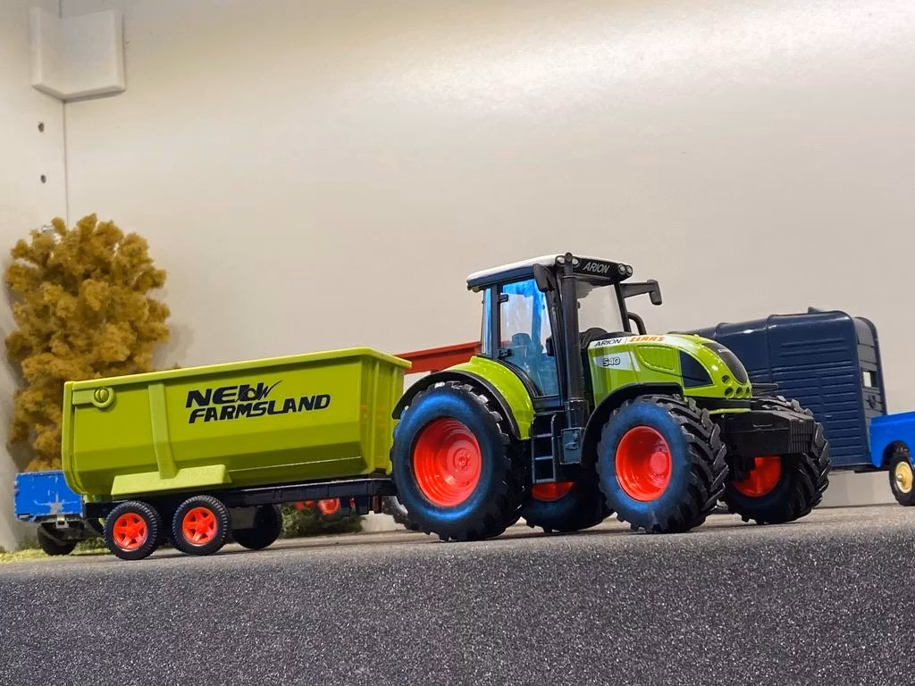 Skala 1/32 Herpa Traktor Claas Arion 540 med kärra med vagn