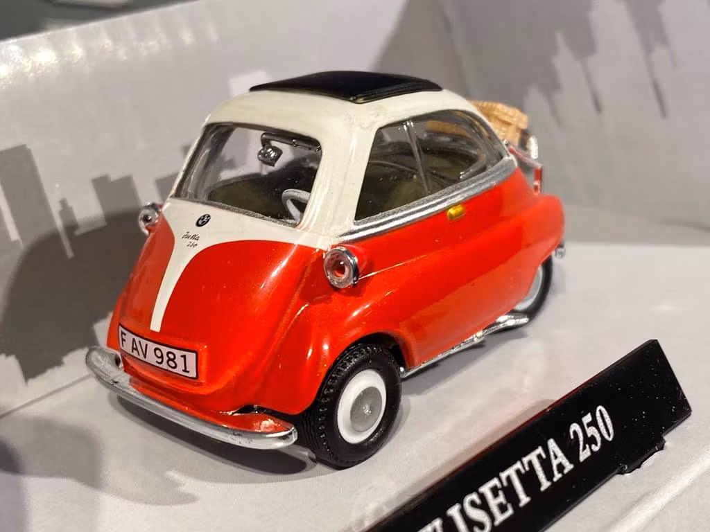 Skala 1/43 BMW Isetta 250 från Cararama