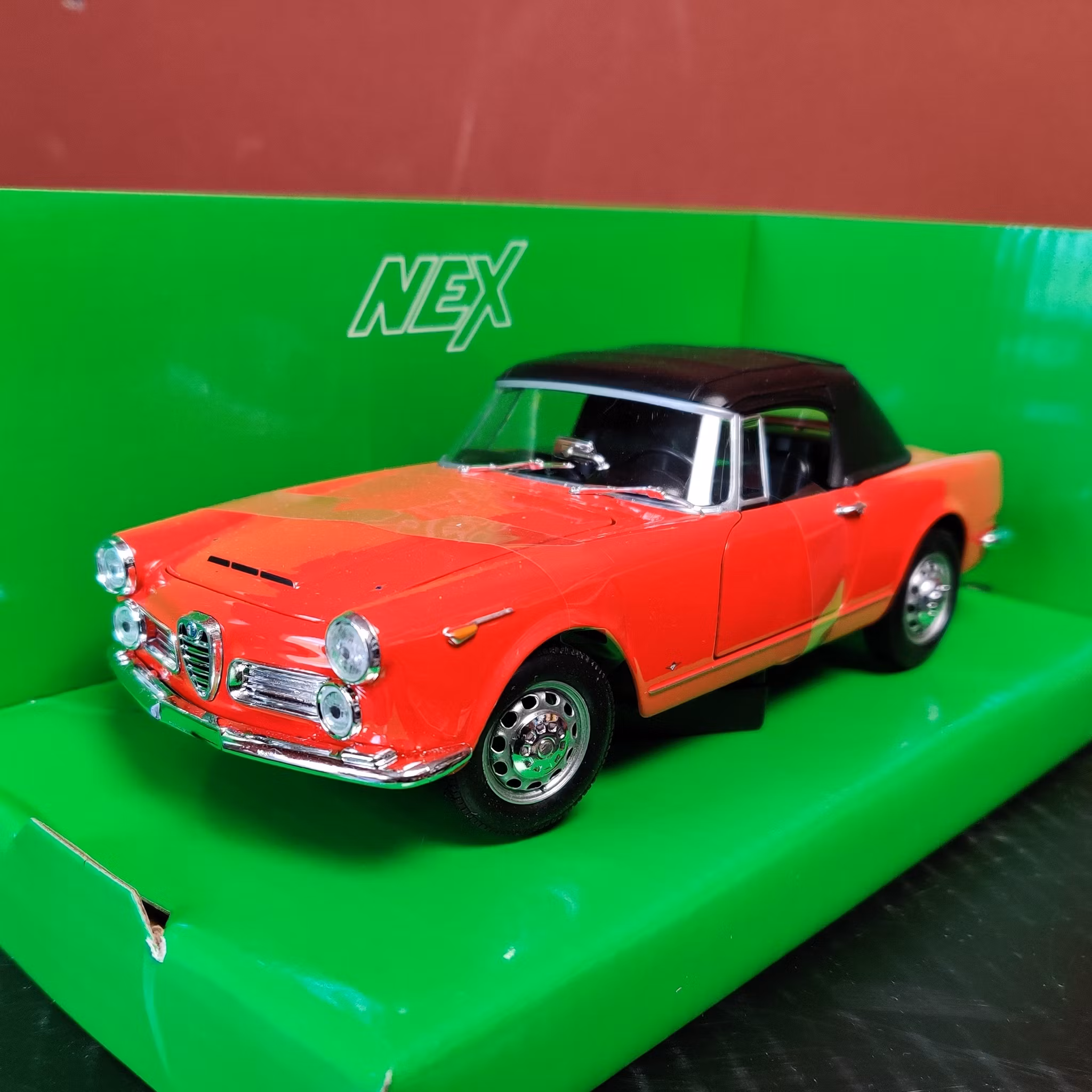 Skala 1/24 Alfa Romeo 2600 Spider från Nex models / Welly