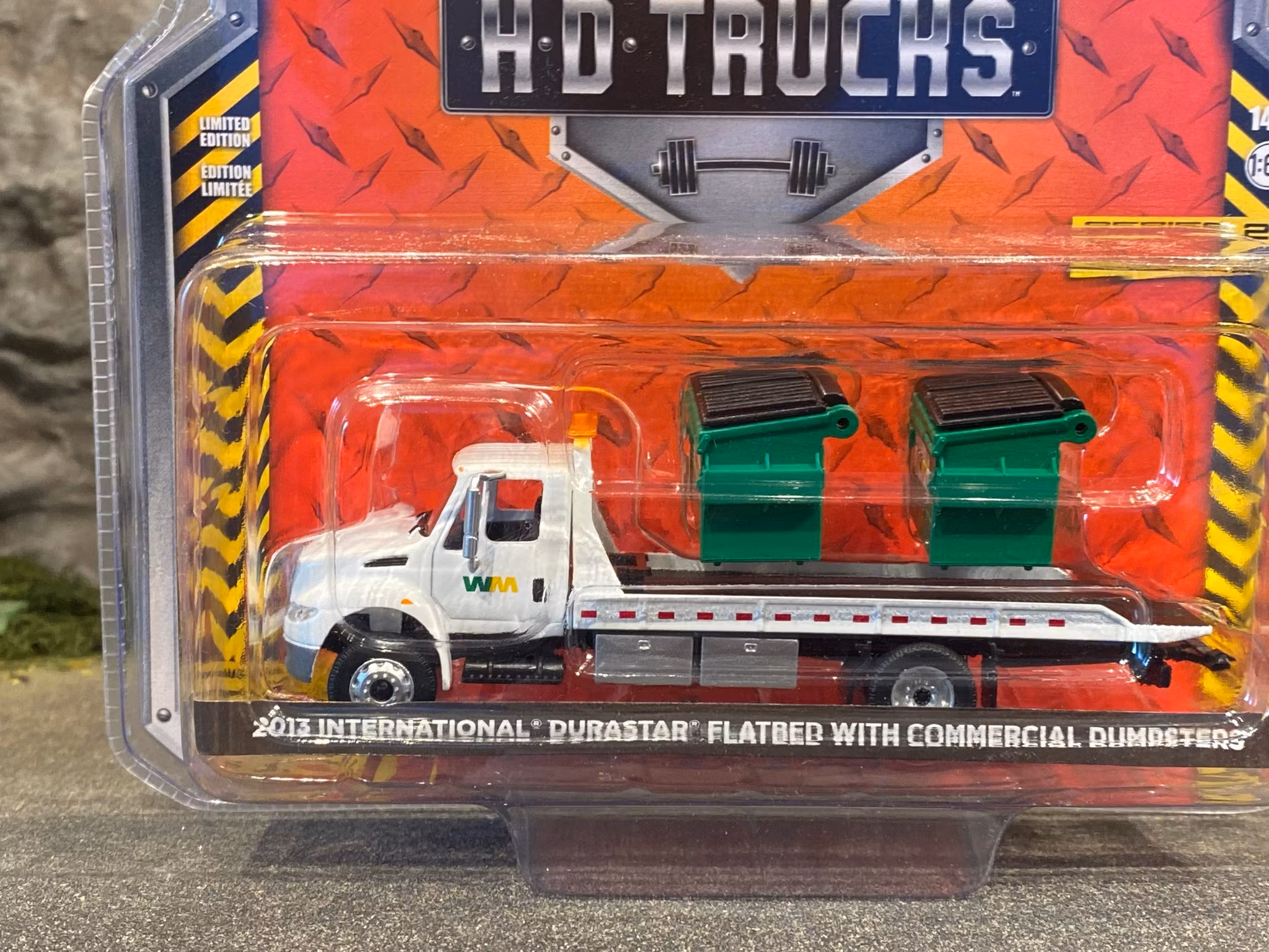 Skala 1/64 International Durastar m flak & 2 sopcontainers fr Greenlight