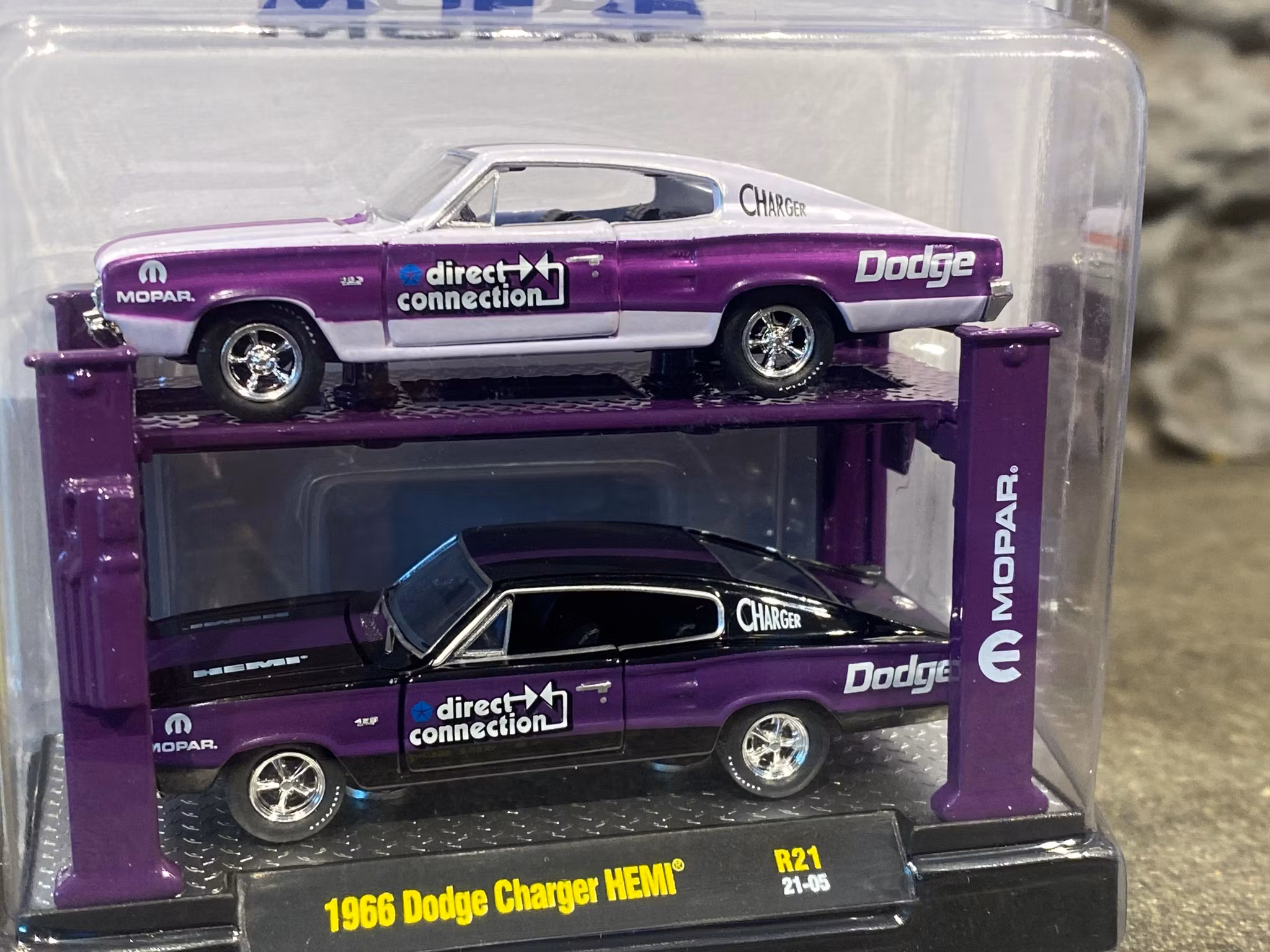 Skala 1/64 2-pack med fypelarlift Dodge Charger HEMI 66'' fr M2