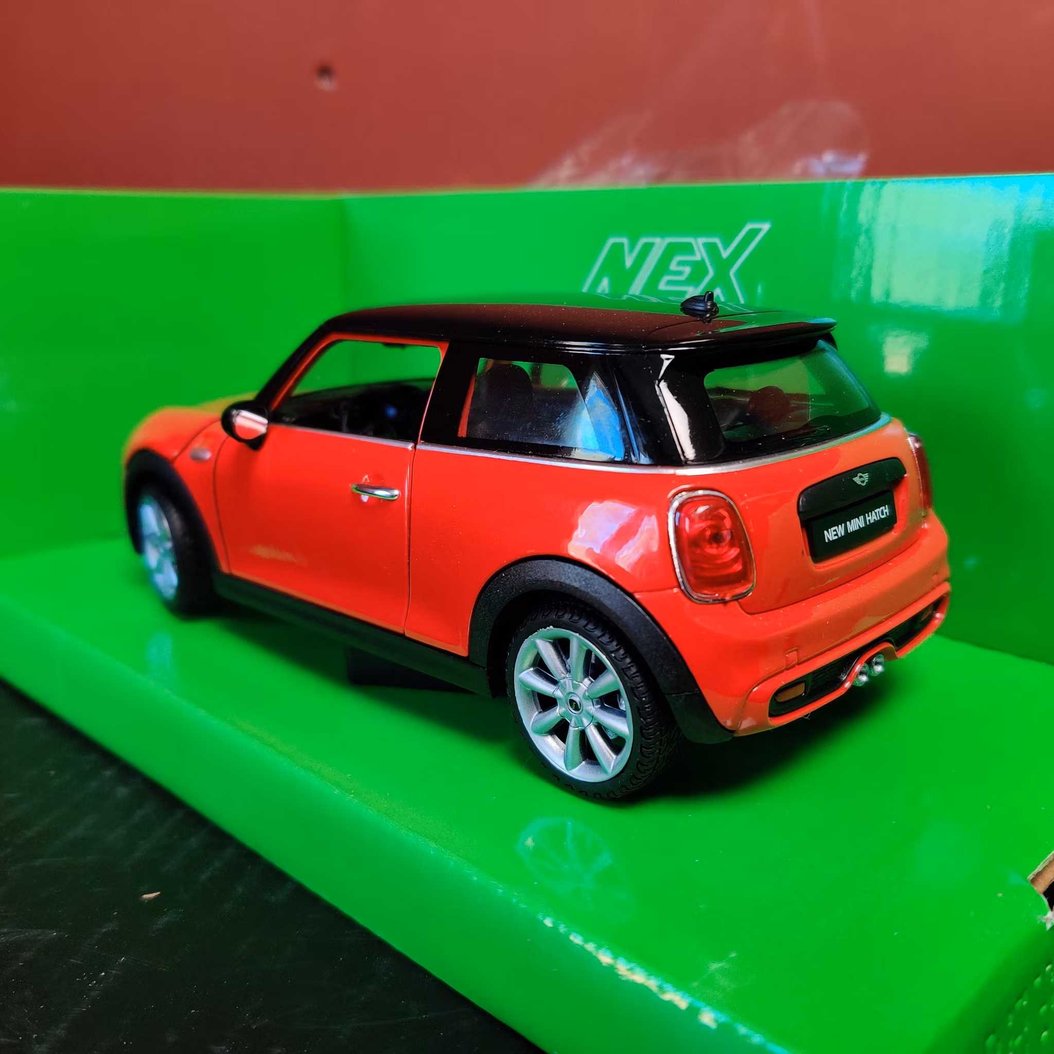 Skala 1/24 New Mini Hatch från Nex models / Welly