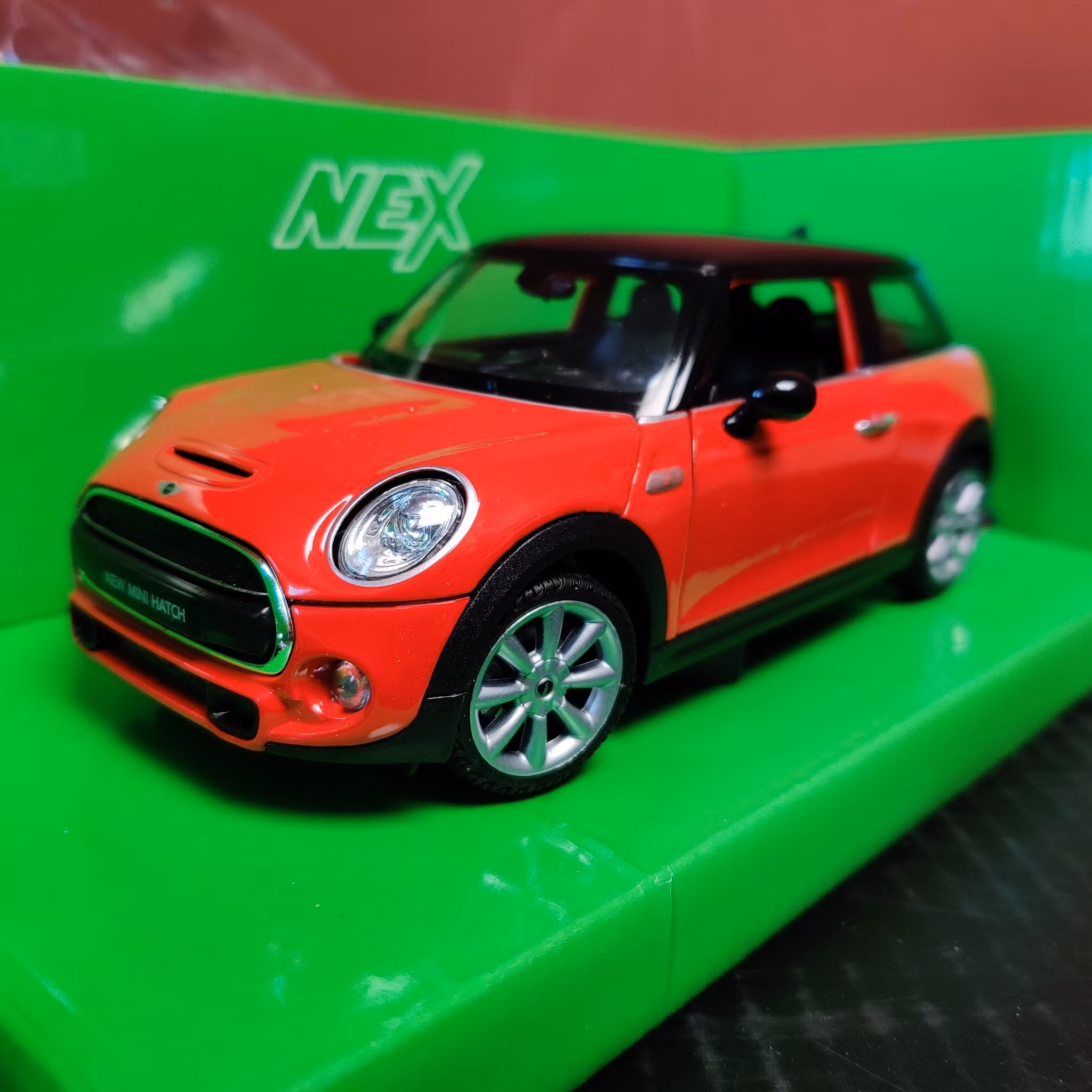 Skala 1/24 New Mini Hatch från Nex models / Welly