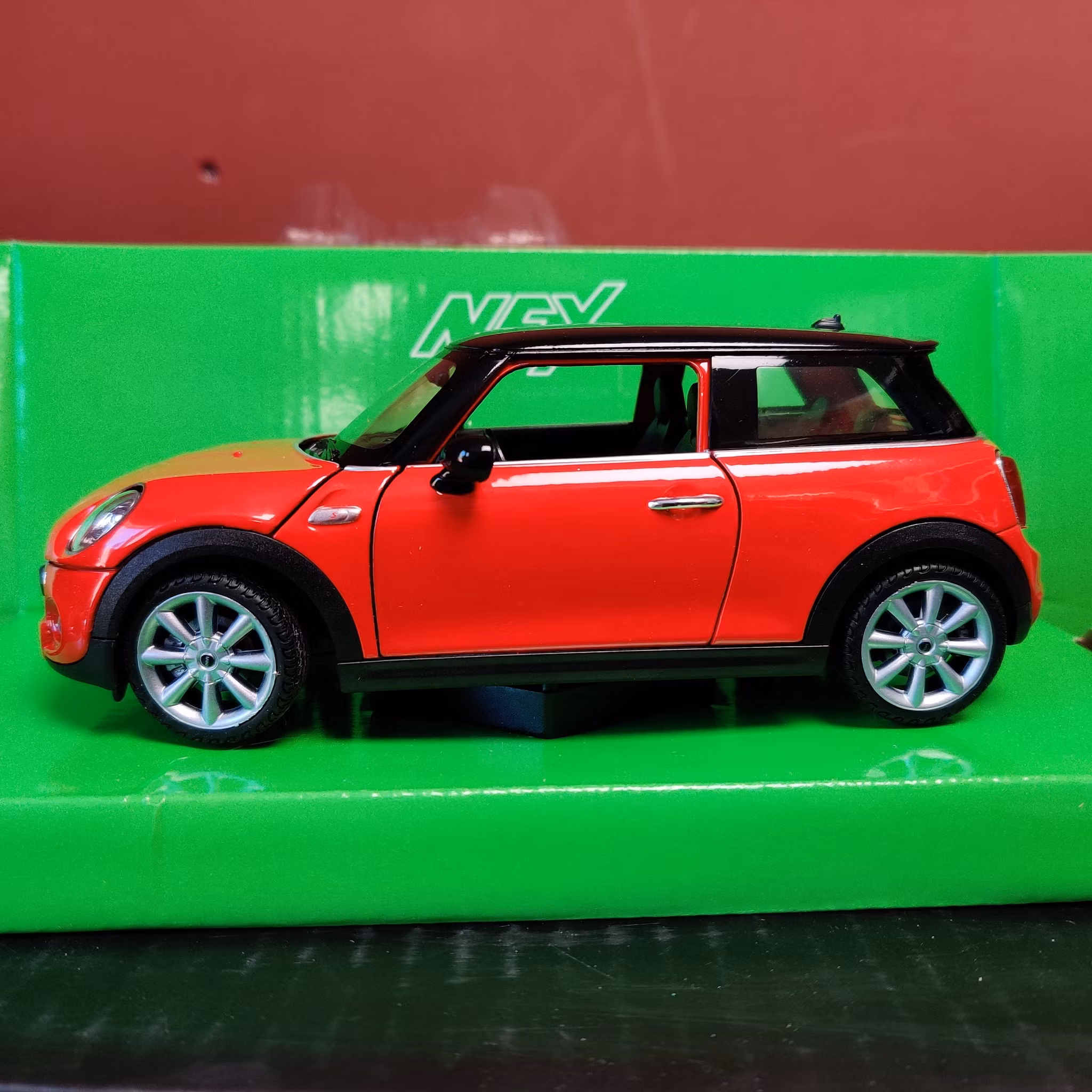 Skala 1/24 New Mini Hatch från Nex models / Welly