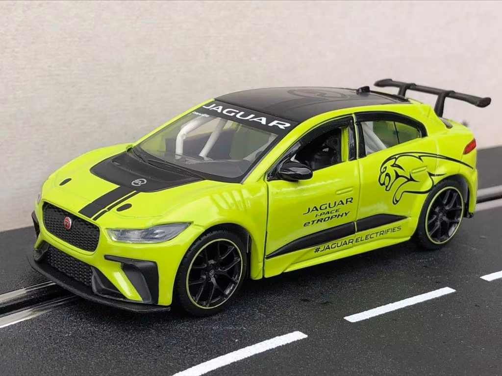 Skala 1/36 Jaguar I-PACE e-THROPY (grön) från Tayumo