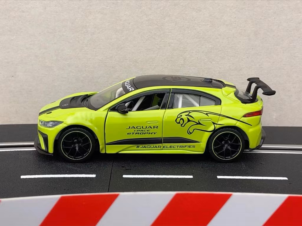 Skala 1/36 Jaguar I-PACE e-THROPY (grön) från Tayumo