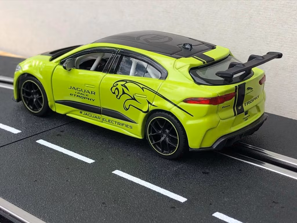 Skala 1/36 Jaguar I-PACE e-THROPY (grön) från Tayumo
