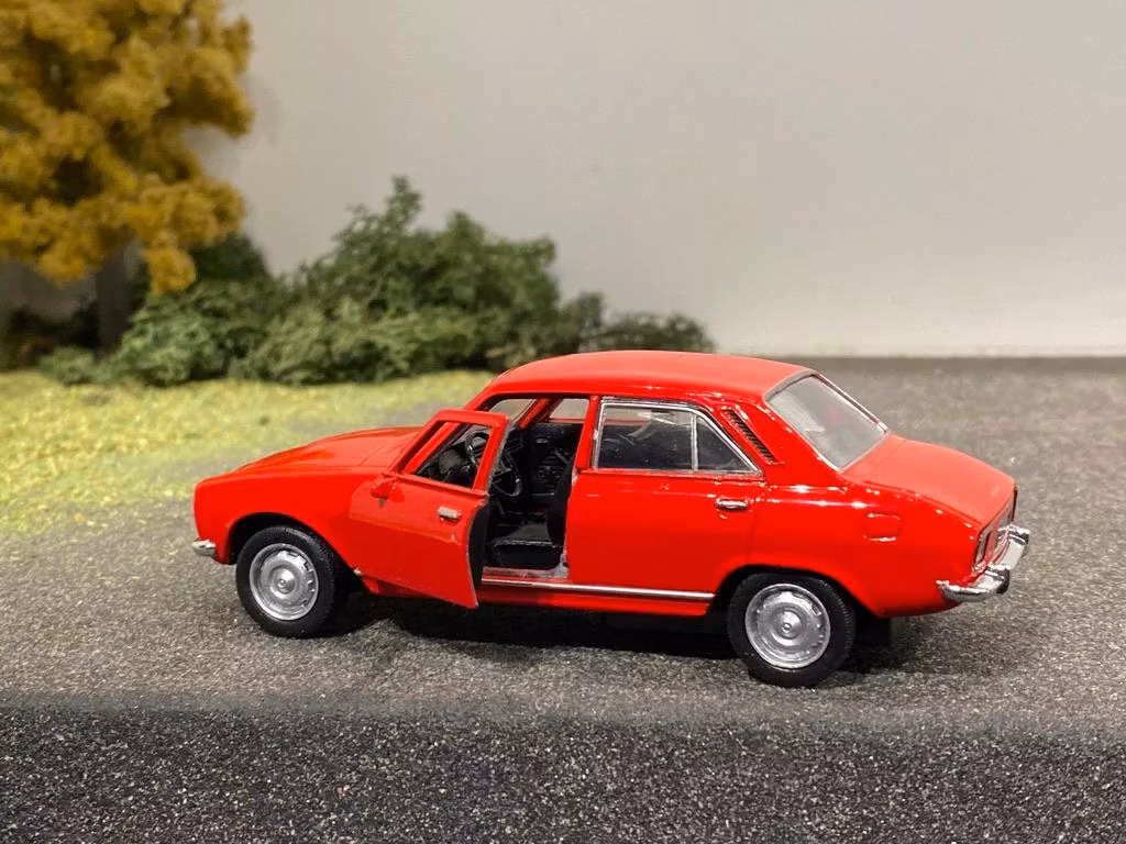 Skala 1/34 - 1/39  Peugeot 504 (1975) från Nex models / Welly