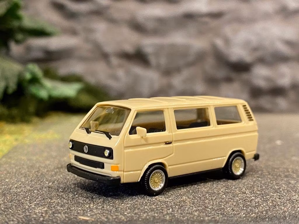 Skala 1/87 H0, NYHET! Volkswagen T3 Buss Beige m BBS fälgar från HERPA