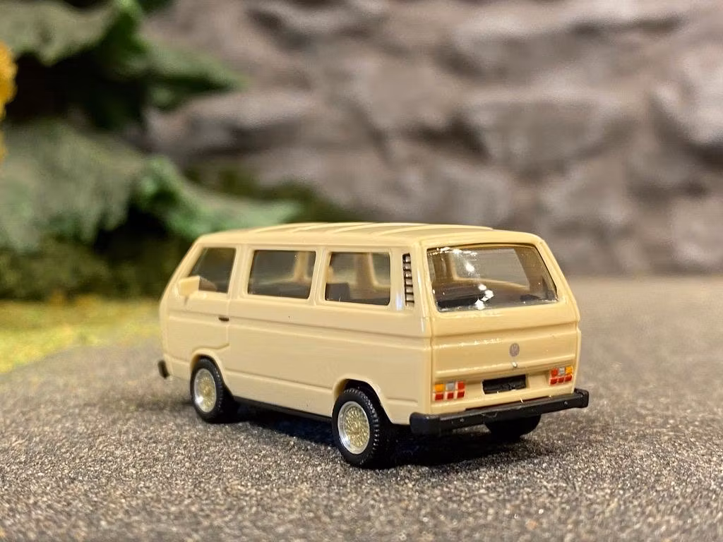 Skala 1/87 H0, NYHET! Volkswagen T3 Buss Beige m BBS fälgar från HERPA