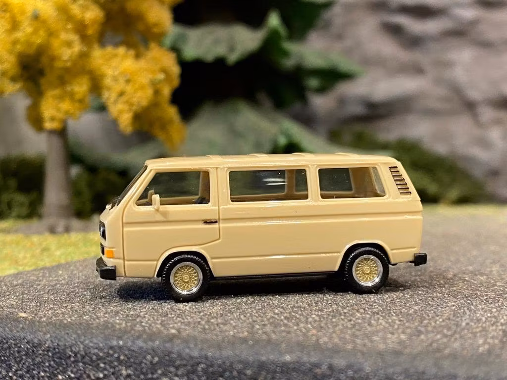 Skala 1/87 H0, NYHET! Volkswagen T3 Buss Beige m BBS fälgar från HERPA