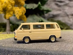 Skala 1/87 H0, NYHET! Volkswagen T3 Buss Beige m BBS fälgar från HERPA