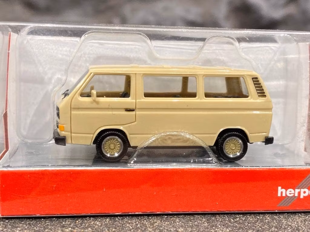 Skala 1/87 H0, NYHET! Volkswagen T3 Buss Beige m BBS fälgar från HERPA