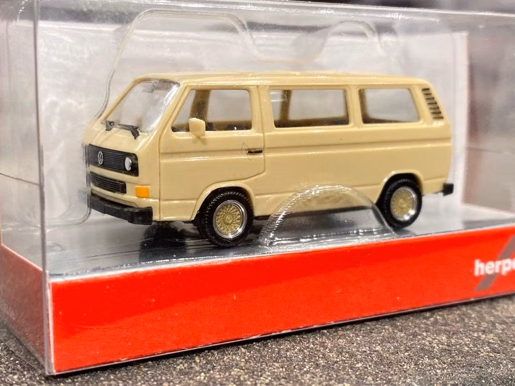 Skala 1/87 H0, NYHET! Volkswagen T3 Buss Beige m BBS fälgar från HERPA