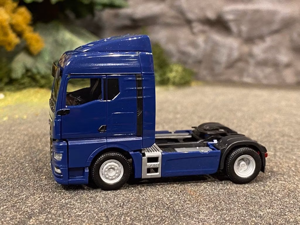 Skala 1/87 h0, MAN TGX GM, mörkblå från HERPA