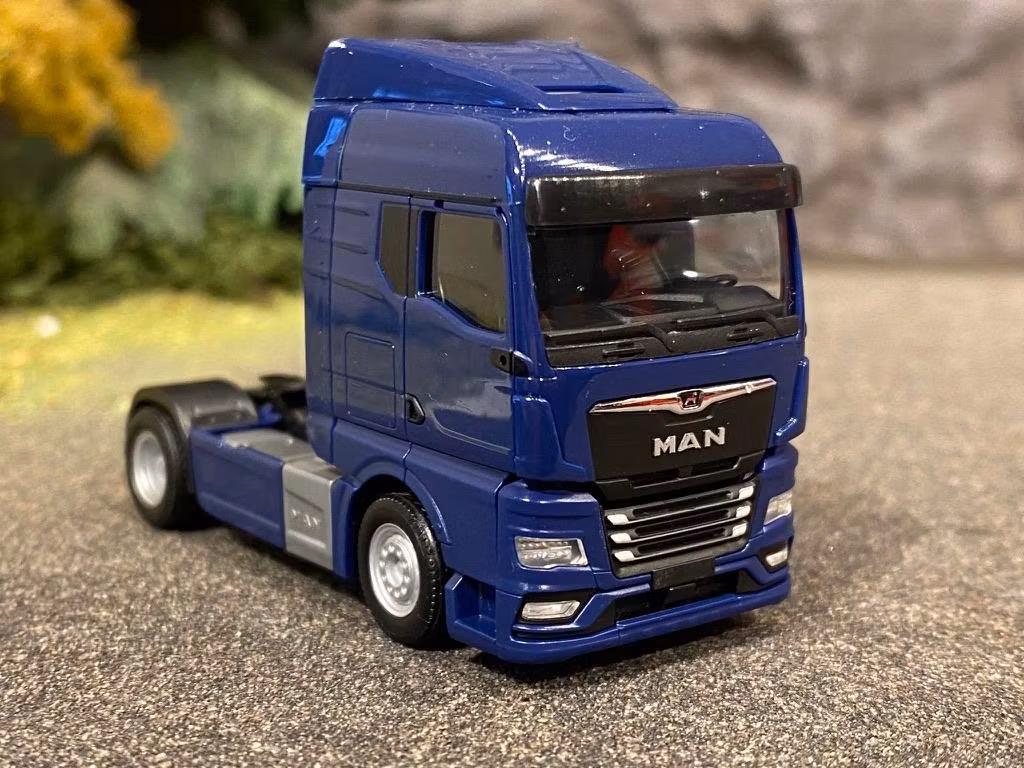 Skala 1/87 h0, MAN TGX GM, mörkblå från HERPA