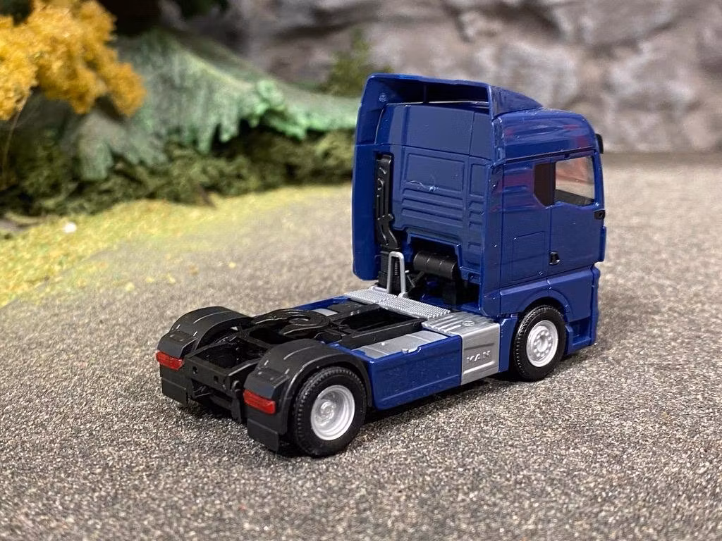 Skala 1/87 h0, MAN TGX GM, mörkblå från HERPA