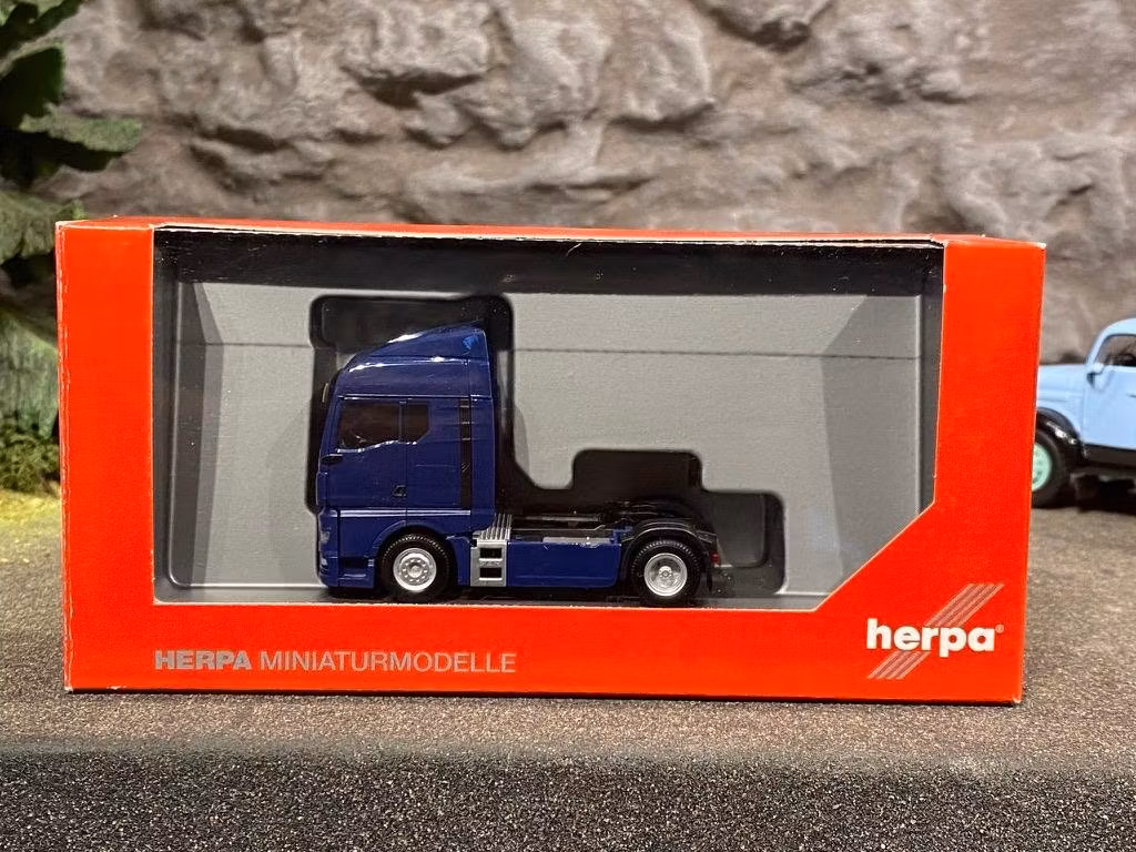 Skala 1/87 h0, MAN TGX GM, mörkblå från HERPA