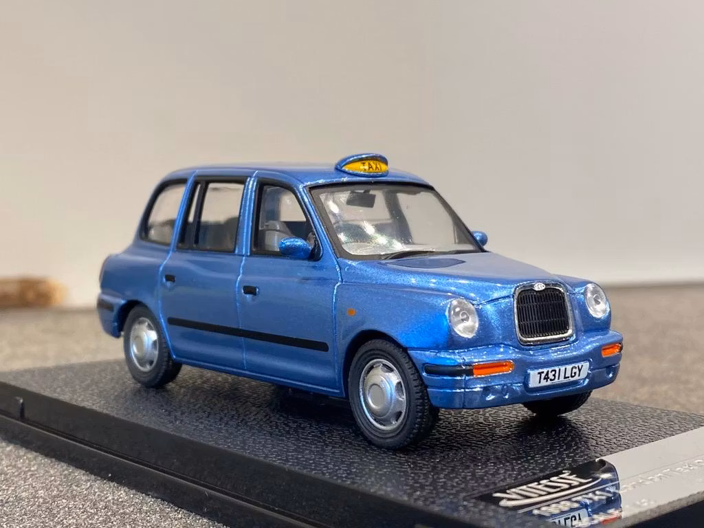 Skala 1/43 Nya TX1 London Taxi cab 1998 Blå från Vitesse