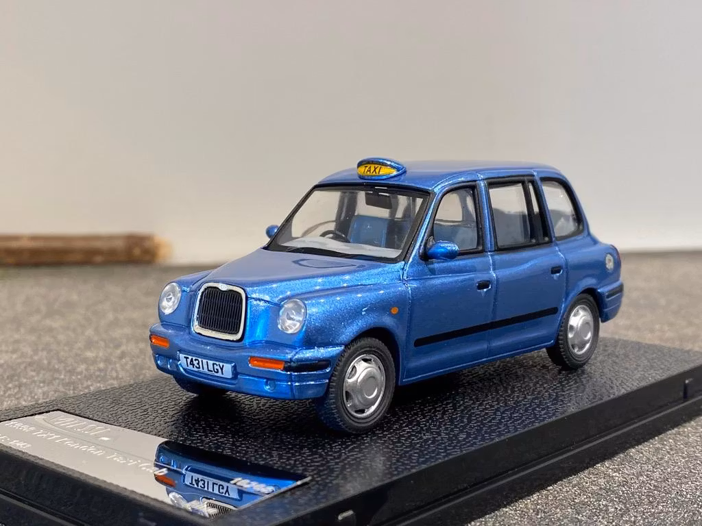 Skala 1/43 Nya TX1 London Taxi cab 1998 Blå från Vitesse