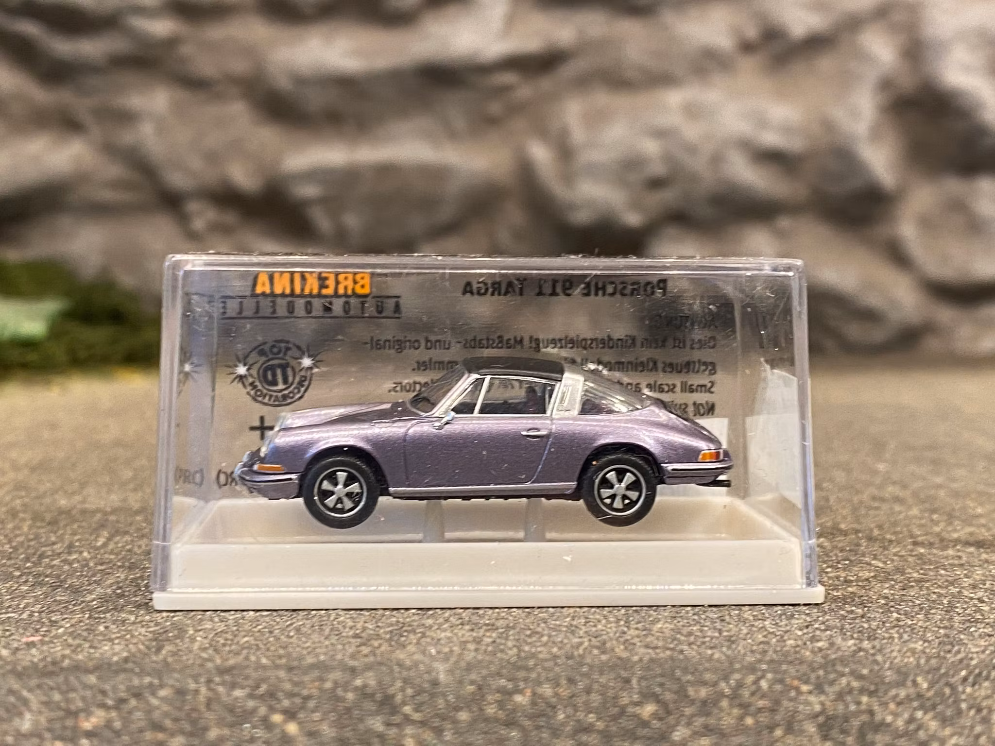 Skala 1/87 Porsche 911 Targa 76' Lilametallic från Brekina