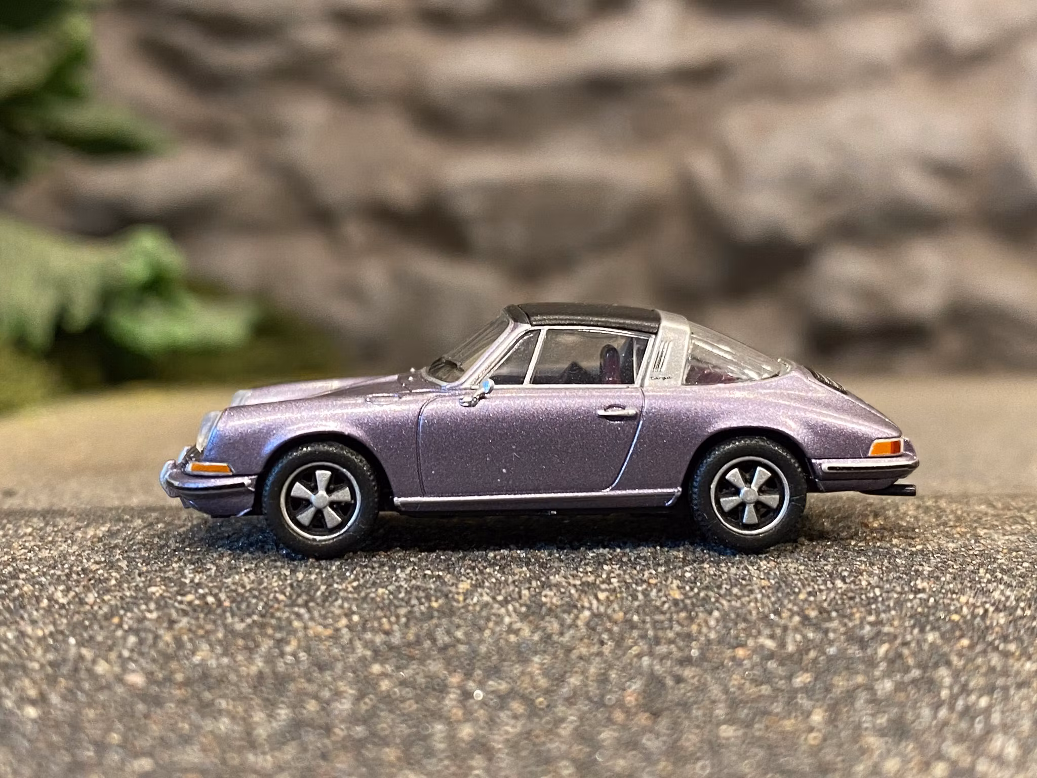 Skala 1/87 Porsche 911 Targa 76' Lilametallic från Brekina