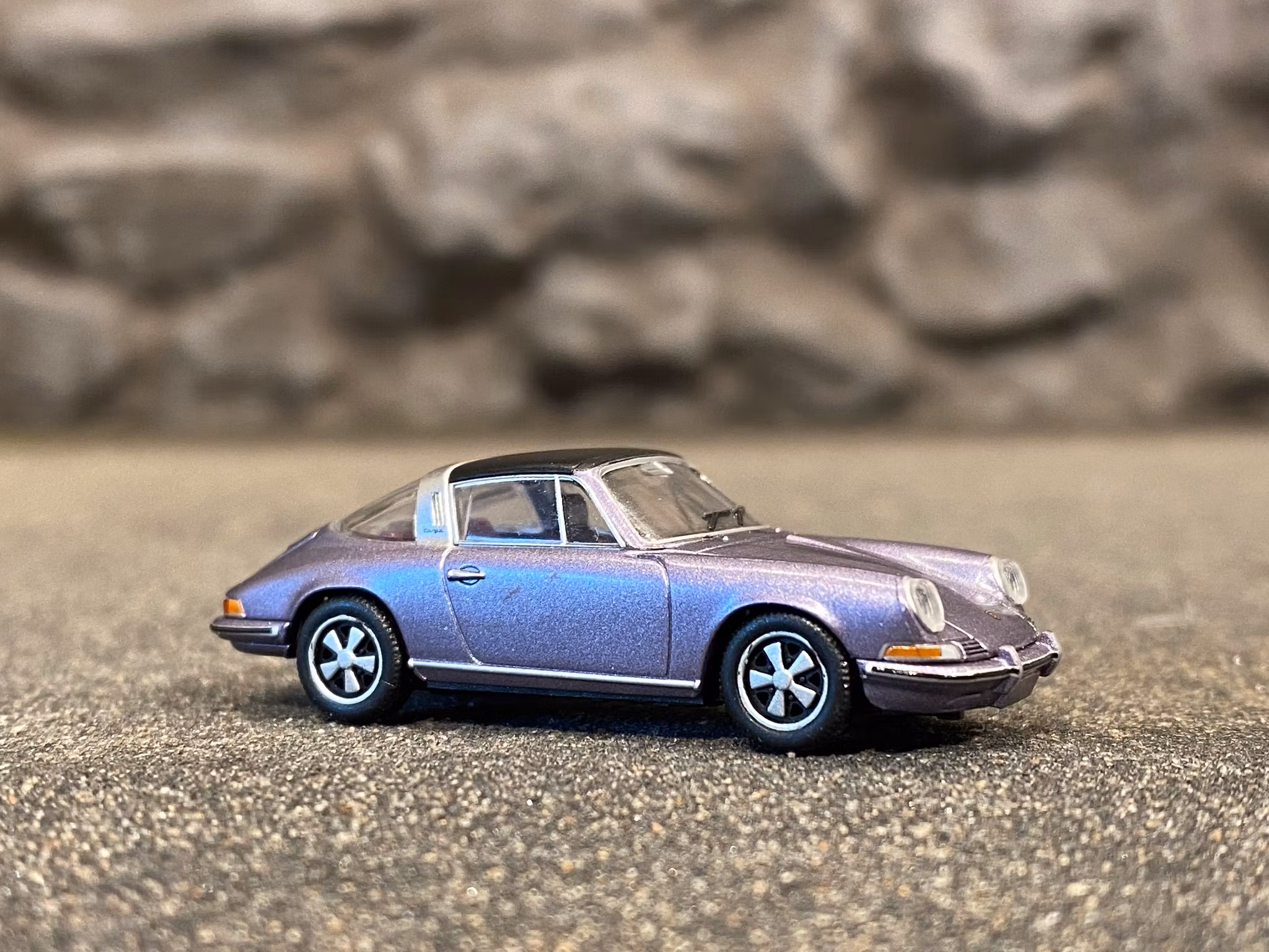 Skala 1/87 Porsche 911 Targa 76' Lilametallic från Brekina
