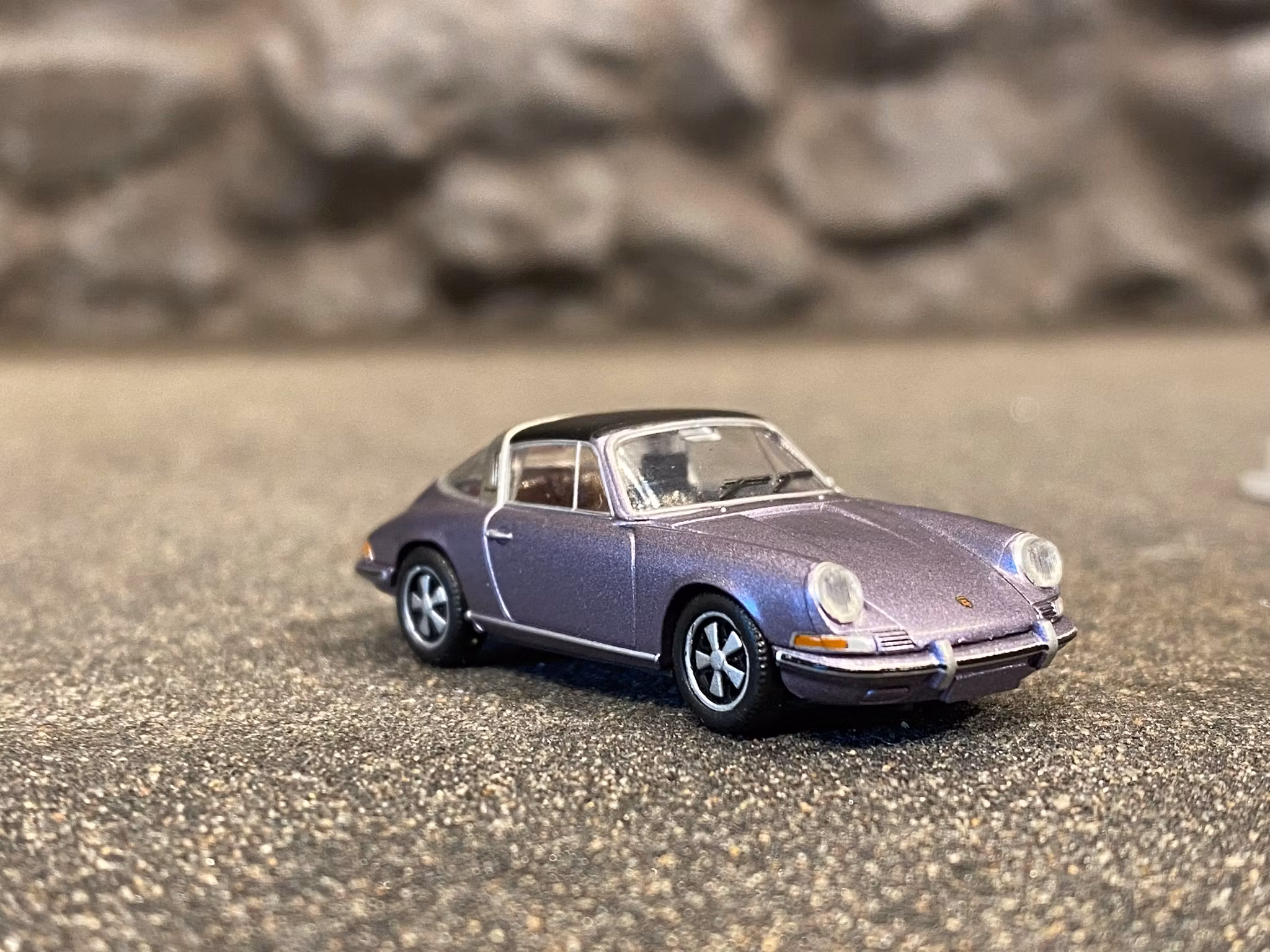 Skala 1/87 Porsche 911 Targa 76' Lilametallic från Brekina